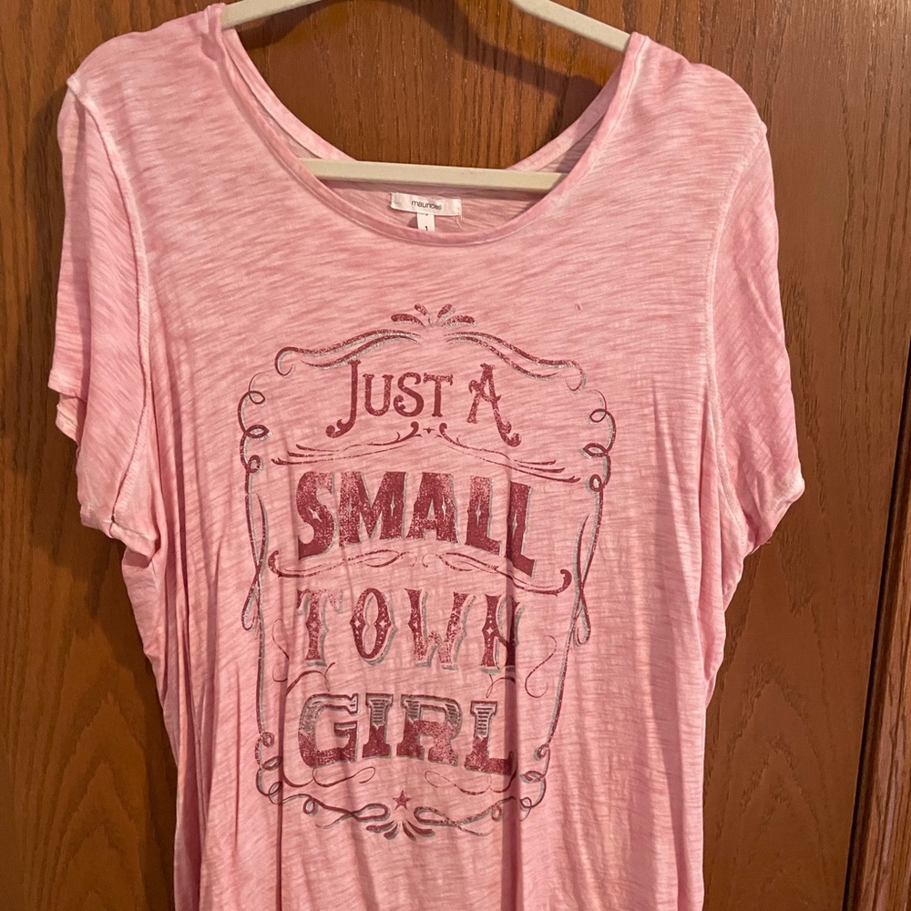 🔥🔥Maurice’s size 1X ladies peach colored tee shirt.
